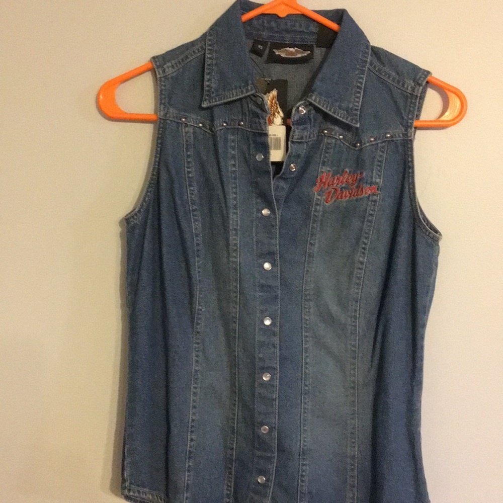 Ladies snap front, denim, short sleeve shirt.